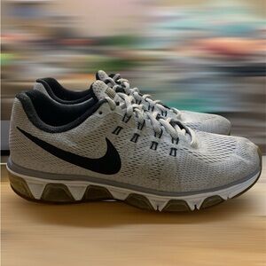 Nike Men's Light Gray Athletic Shoes
